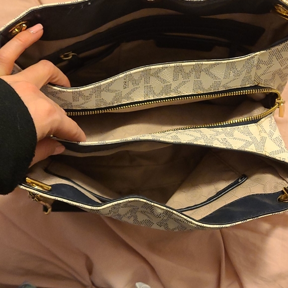 MK purse - Picture 2 of 3